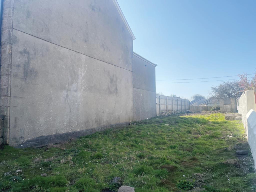 Lot: 38 - FREEHOLD PROPERTY WITH ADDITIONAL LAND - Land to side
